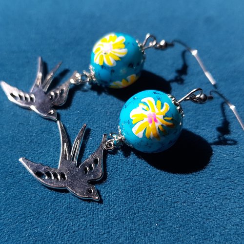 Boucle d'oreille oiseaux, perles en verre fleurs jaune, bleu, blanc, rose, crochet en métal acier inoxydable argenté