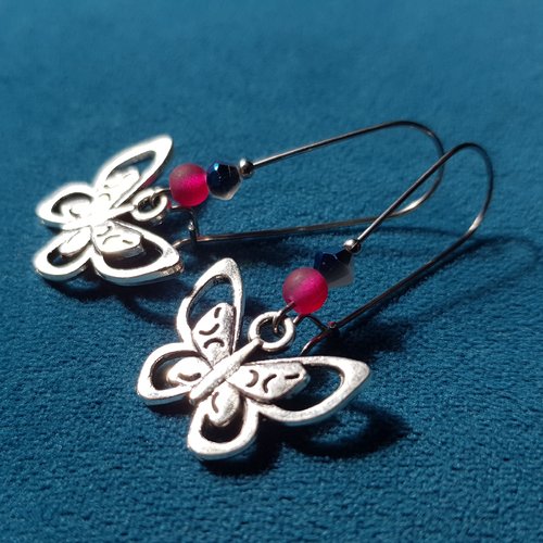 Boucle d'oreille papillon, perles en verre rose fuchsias, coupelles, crochet en métal acier inoxydable argenté