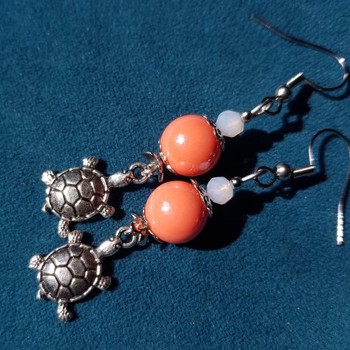 Boucle d'oreille tortue, perles en acrylique orange, blanc, coupelles, crochet en métal acier inoxydable argenté