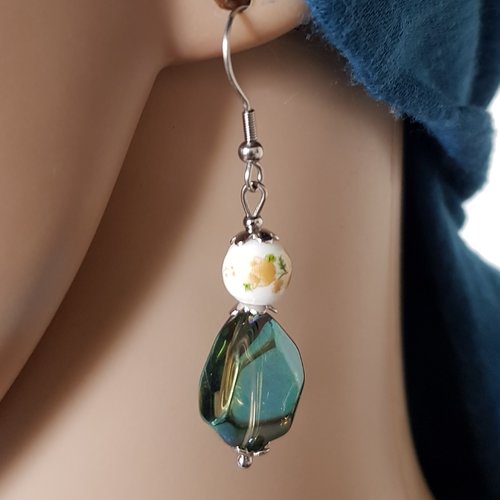 Boucle d'oreille perles en verre blanc, avec fleur jaune moutarde, verte transparent avec reflets bleu, coupelles, fleurs, crochet en métal