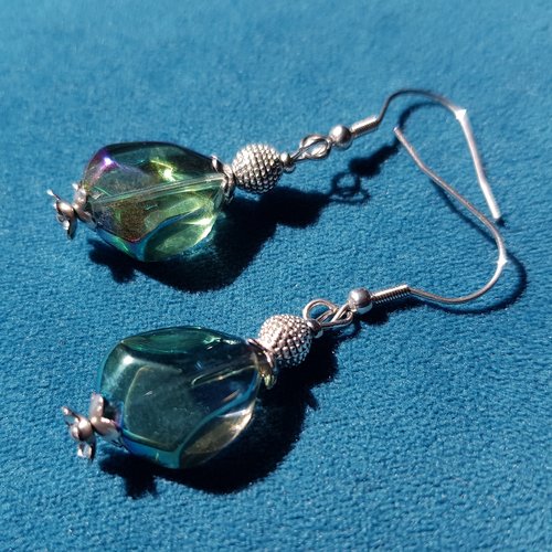 Boucle d'oreille perles en verre bleu vert, transparent avec reflets , coupelles, crochet en métal acier inoxydable argenté