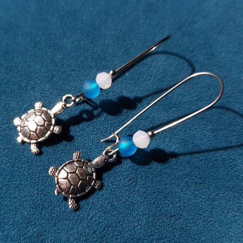 Boucle d'oreille tortue, perles en verre bleu, blanc, coupelles, crochet en métal acier inoxydable argenté