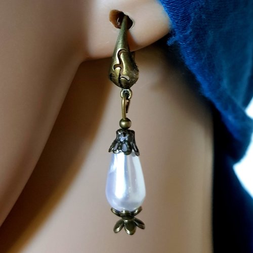 Boucle d'oreille perles en acrylique blanche, crochets en métal bronze