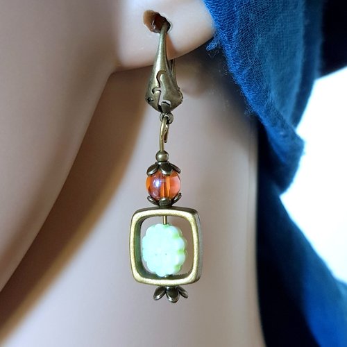 Boucle d'oreille perles en verre et acrylique vert clair, orange cadre carré, coupelles, crochets en métal bronze