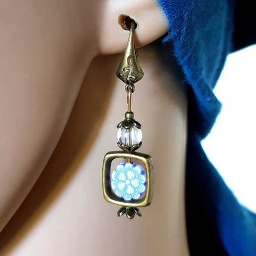 Boucle d'oreille perles en verre et acrylique fleur bleu, transparent, cadre carré, coupelles, crochets en métal bronze