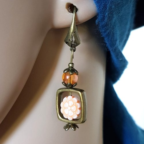 Boucle d'oreille perles en verre et acrylique fleur orange, transparent, cadre carré, coupelles, crochets en métal bronze