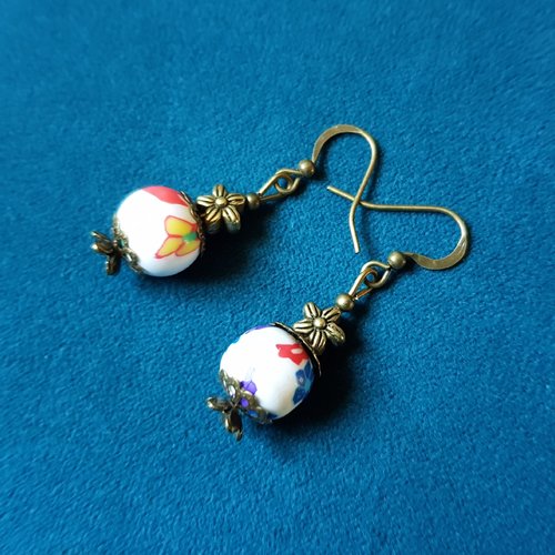 Boucle d'oreille perles en acrylique fleur, violet, blanc, bleu, vert, rouge, coupelles, crochets en métal bronze