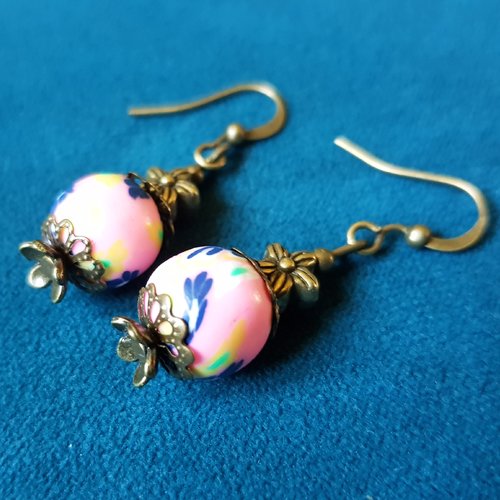 Boucle d'oreille perles en acrylique fleur, jaune, rose, bleu, verte, blanc, crochets en métal bronze