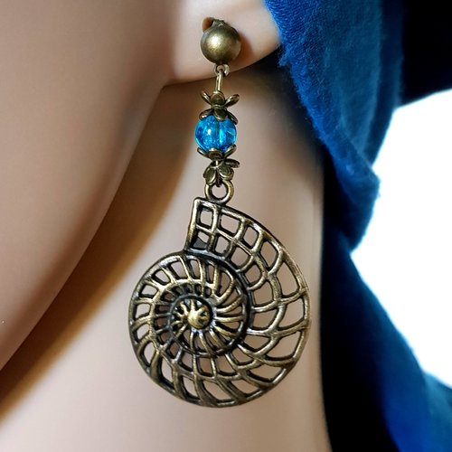 Boucle d'oreille escargot, perles en verre bleu transparent, coupelles, crochets en métal bronze