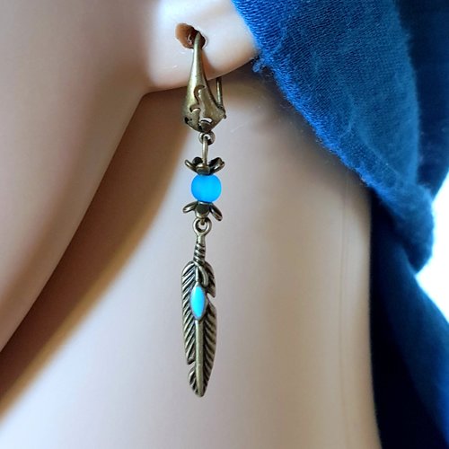 Boucle d'oreille plume, perles en verre bleu, coupelles, crochets en métal bronze