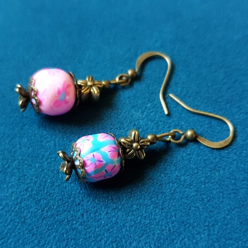 Boucle d'oreille 2 différentes perles en acrylique fleur, rose, bleu, crochets en métal bronze