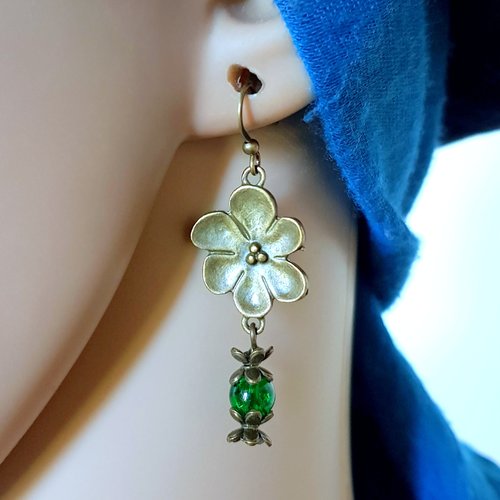 Boucle d'oreille fleurs, perles en verre verte transparent, coupelles, crochets en métal bronze