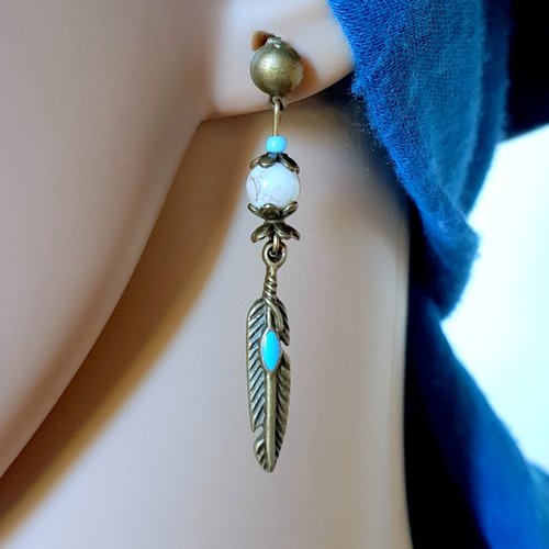 Boucle d'oreille plume, perles en verre bleu, beige, coupelles, crochets puce en métal bronze