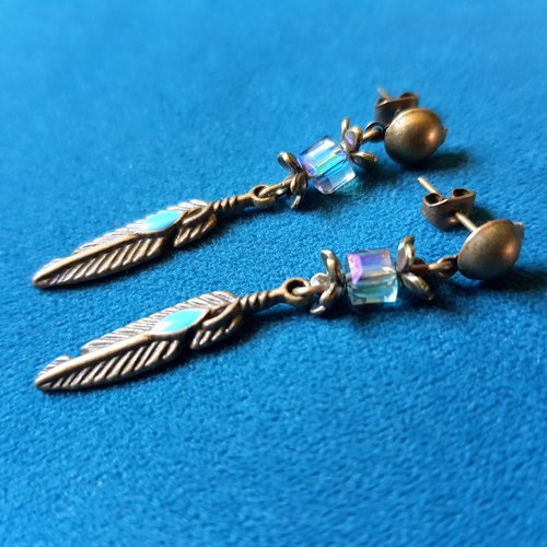 Boucle d'oreille plume, perles carré en verre bleu transparent, coupelles, crochets puce en métal bronze
