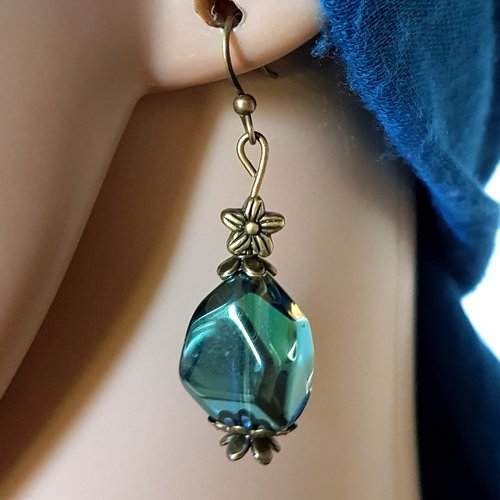 Boucle d'oreille fleurs, perles en verre transparente avec reflets bleu vert, coupelles, crochets en métal bronze