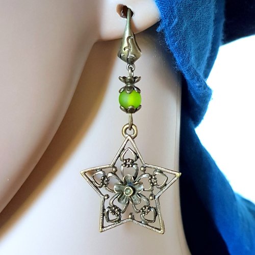 Boucle d'oreille étoile, perles en verre verte, coupelles, crochets puce en métal bronze