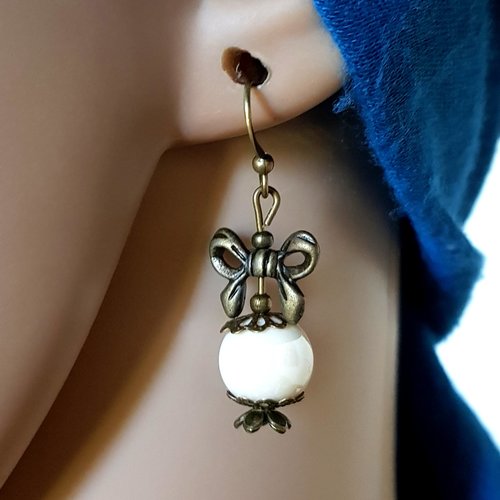 Boucle d'oreille nœud, perles en acrylique écru brillante, crochets en métal bronze