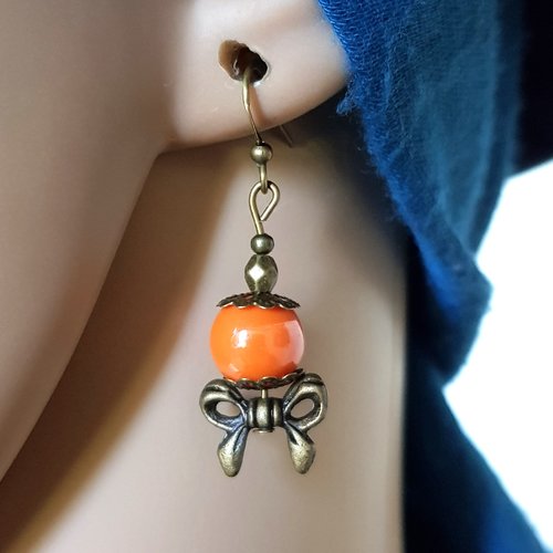 Boucle d'oreille nœud, perles en acrylique orange brillante, crochets en métal bronze