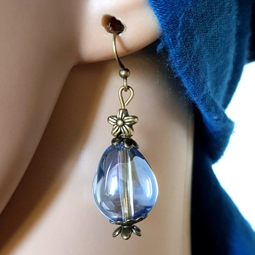 Boucle d'oreille fleurs, perles en verre transparente légèrement bleuté , coupelles, crochets en métal bronze