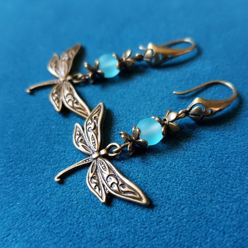 Boucle d'oreille libellule, perles en verre bleu transparent, coupelles, crochets en métal bronze