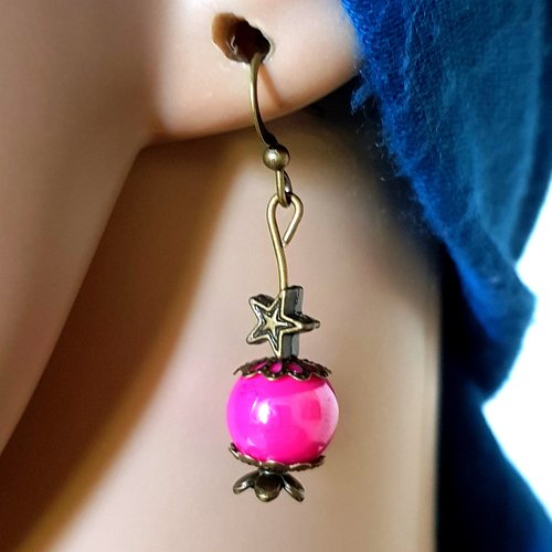 Boucle d'oreille étoile, perles en acrylique rose fuchsia brillante, crochets en métal bronze