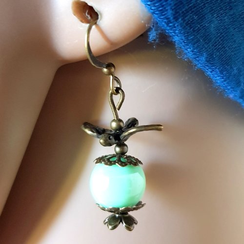 Boucle d'oreille oiseaux, perles en acrylique vert clair brillante, crochets en métal bronze