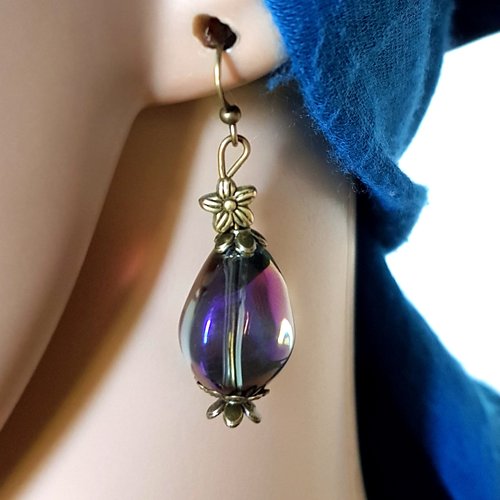 Boucle d'oreille fleurs, perles en verre transparente avec reflet violet multicolore , coupelles, crochets en métal bronze