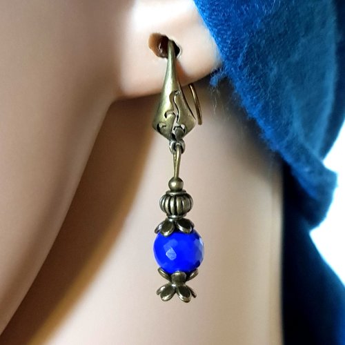 Boucle d'oreille perles en verre bleu à facette, crochets en métal bronze