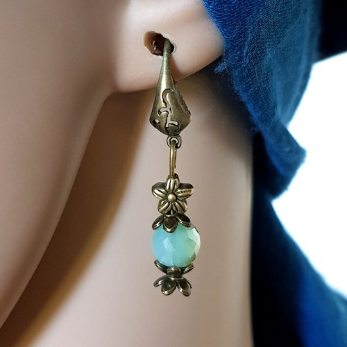Boucle d'oreille perles en verre vert à facette, crochets en métal bronze