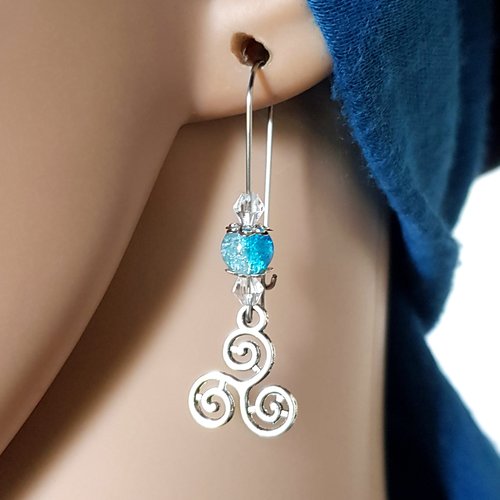 Boucle d'oreille triskell spiral, perles en verre bleu transparente, crochet en métal acier inoxydable argenté