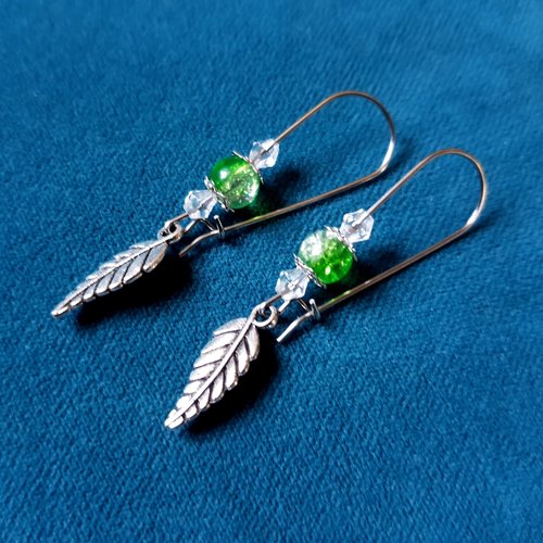 Boucle d'oreille fleurs, perles en verre vert transparente, crochet en métal acier inoxydable argenté