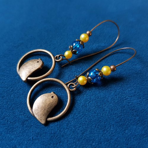 Boucle d'oreille oiseaux, perles en verre bleu, jaune, coupelles, crochets en métal bronze