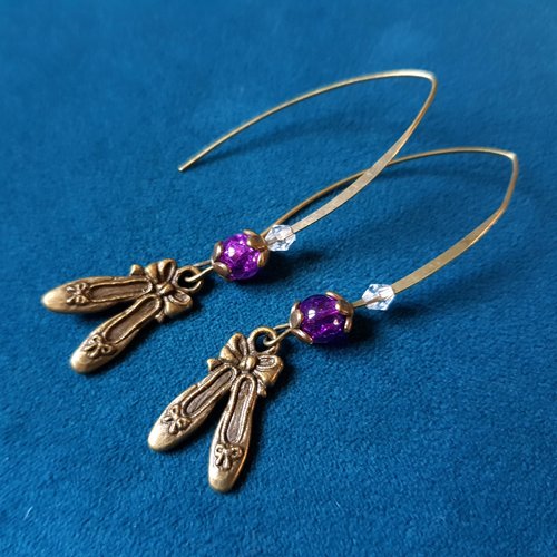Boucle d'oreille chausson de danse, perles en verre violette, coupelles, crochets en métal bronze