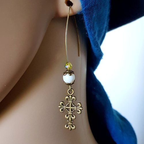 Boucle d'oreille croix, perles en verre blanche, coupelles, crochets en métal bronze