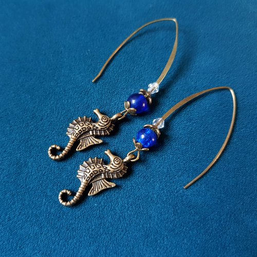 Boucle d'oreille hippocampe, perles en verre bleu, transparente, coupelles, crochets en métal bronze