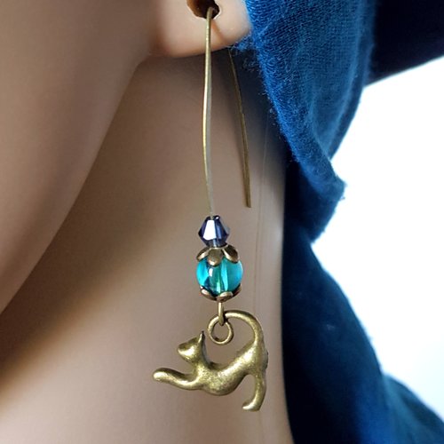 Boucle d'oreille chat, perles en verre bleu, coupelles, crochets en métal bronze
