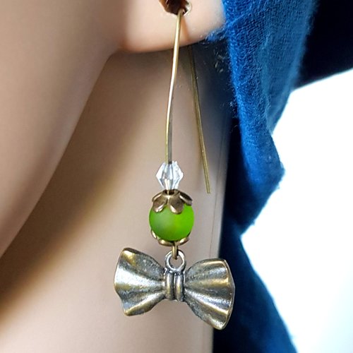 Boucle d'oreille nœud, perles en verre verte givré, transparente, coupelles, crochets en métal bronze