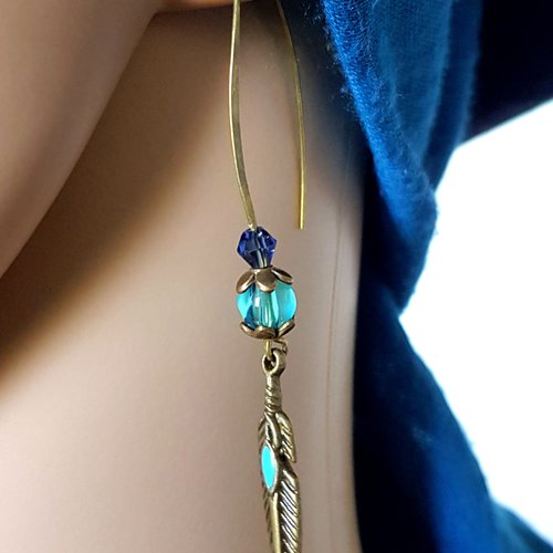 Boucle d'oreille plumes, perles en verre bleu, coupelles, crochets en métal bronze