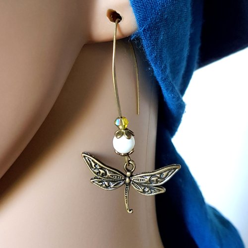 Boucle d'oreille libellule, perles en verre blanche, coupelles, crochets en métal bronze
