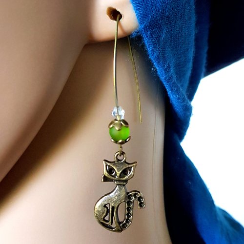 Boucle d'oreille chat, perles en verre vert olive, transparent, coupelles, crochets en métal bronze