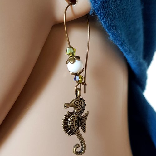 Boucle d'oreille hippocampe, perles en verre blanche, coupelles, crochets en métal bronze