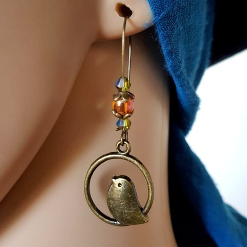 Boucle d'oreille oiseaux, perles en verre orange avec reflets, coupelles, crochets en métal bronze