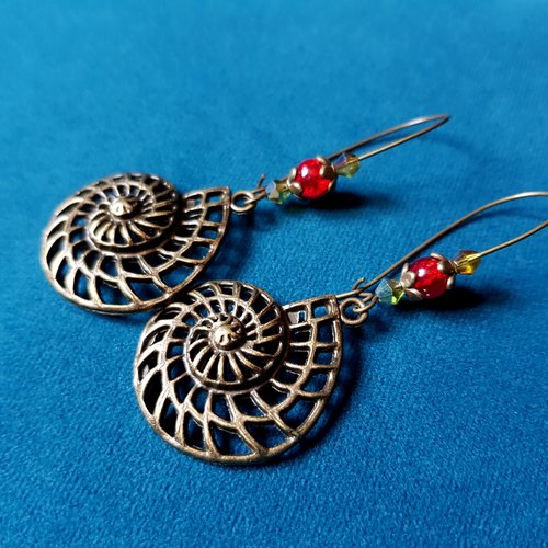 Boucle d'oreille escargot, perles en verre rouge transparente, coupelles, crochets en métal bronze