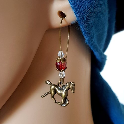 Boucle d'oreille cheval, perles en verre rouge, transparent, coupelles, crochets en métal bronze