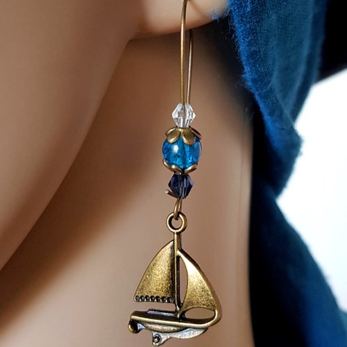 Boucle d'oreille bateaux, perles en verre bleu, transparent, coupelles, crochets en métal bronze