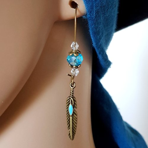 Boucle d'oreille plume, perles en verre bleu, transparent, coupelles, crochets en métal bronze