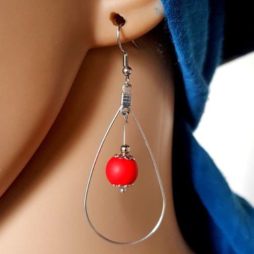 Boucle d'oreille goutte , perles en acrylique rouge, crochet en métal acier inoxydable argenté