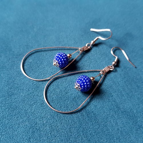 Boucle d'oreille goutte , perles en acrylique bleu, crochet en métal acier inoxydable argenté