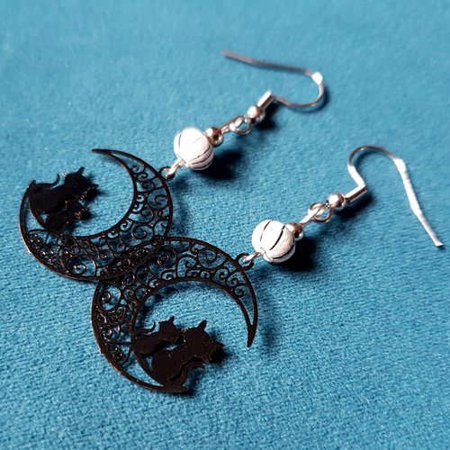 Boucle d'oreille, chat, lune émaillé noir, perles en bois blanche et noir, crochet en métal acier inoxydable argenté