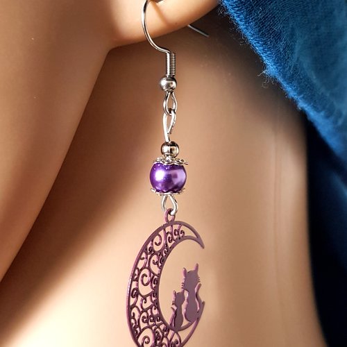 Boucle d'oreille, chat, lune émaillé violet, perles en acrylique, crochet en métal acier inoxydable argenté